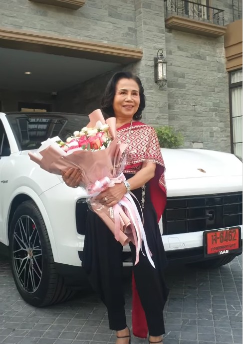 เลขทะเบียนรถป้ายแดงคุณยายหนิง