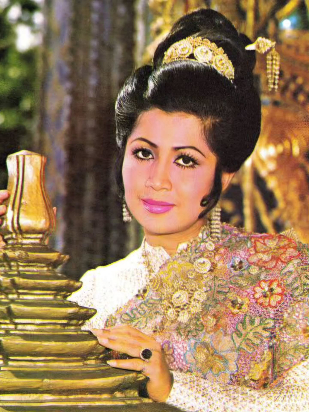 เยาวเรศ นิสากร