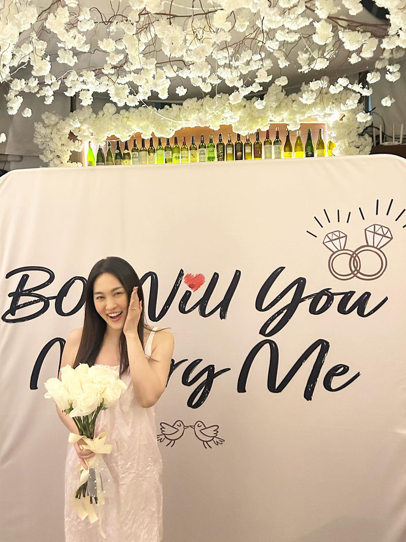 โบ สุรัตนาวี ถูกแฟนหนุ่มนอกวงการคุกเข่าขอแต่งงาน