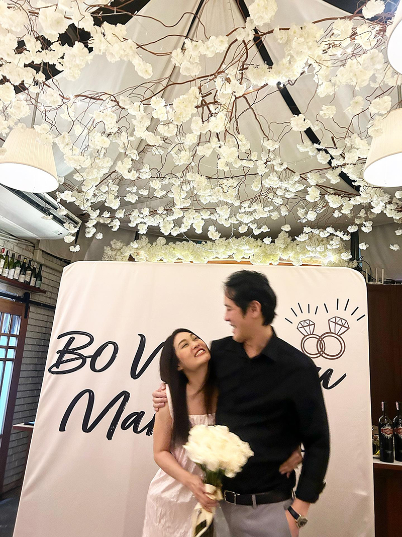 โบ สุรัตนาวี ถูกแฟนหนุ่มนอกวงการคุกเข่าขอแต่งงาน