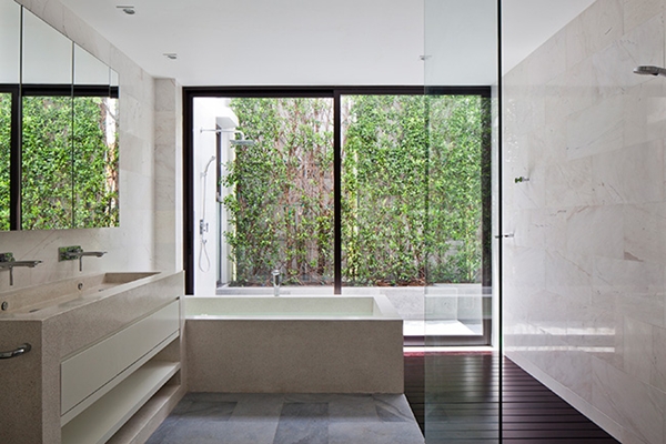 บ้าน 2 ชั้นโมเดิร์น สดชื่นด้วยสวนแนวตั้ง และมุมอาบน้ำเอาท์ดอร์