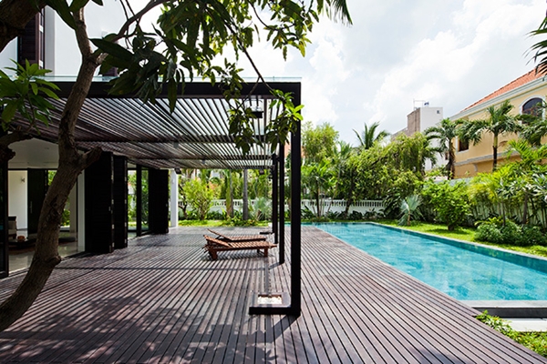 บ้าน 2 ชั้นโมเดิร์น สดชื่นด้วยสวนแนวตั้ง และมุมอาบน้ำเอาท์ดอร์