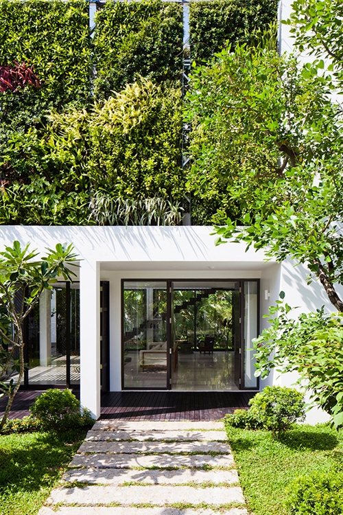 บ้าน 2 ชั้นโมเดิร์น สดชื่นด้วยสวนแนวตั้ง และมุมอาบน้ำเอาท์ดอร์