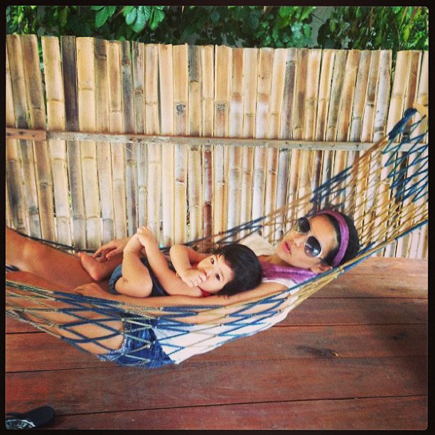 น้องนาวา ลูก อ้อม พิยดา กับ อาร์ต ศรา เล่นน้ำทะเลที่เกาะเต่า น้องนาวา ลูก อ้อม พิยดา กับ อาร์ต ศรา เล่นน้ำทะเลที่เกาะเต่า