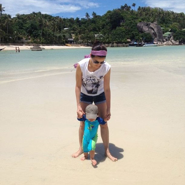 น้องนาวา ลูก อ้อม พิยดา กับ อาร์ต ศรา เล่นน้ำทะเลที่เกาะเต่า น้องนาวา ลูก อ้อม พิยดา กับ อาร์ต ศรา เล่นน้ำทะเลที่เกาะเต่า