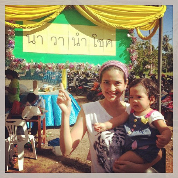 น้องนาวา ลูก อ้อม พิยดา กับ อาร์ต ศรา เล่นน้ำทะเลที่เกาะเต่า น้องนาวา ลูก อ้อม พิยดา กับ อาร์ต ศรา เล่นน้ำทะเลที่เกาะเต่า