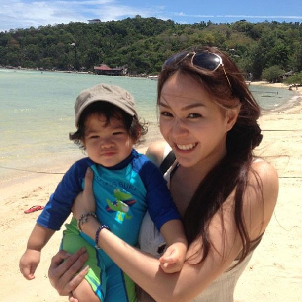 น้องนาวา ลูก อ้อม พิยดา กับ อาร์ต ศรา เล่นน้ำทะเลที่เกาะเต่า น้องนาวา ลูก อ้อม พิยดา กับ อาร์ต ศรา เล่นน้ำทะเลที่เกาะเต่า