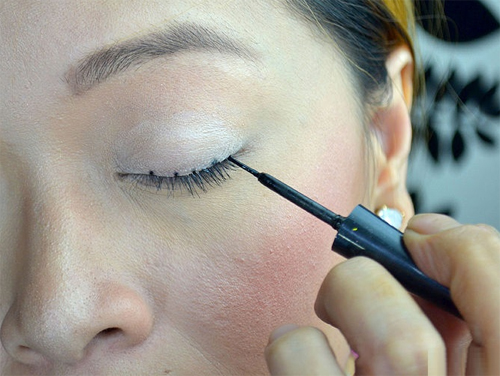 กรีดอายไลเนอร์