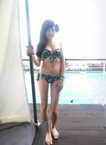 ชุดว่ายน้ำแบบเกาะอก