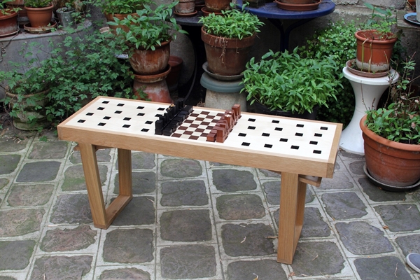 ม้านั่งฝังเซตหมากรุก เล่นสนุกได้ทุกเวลา