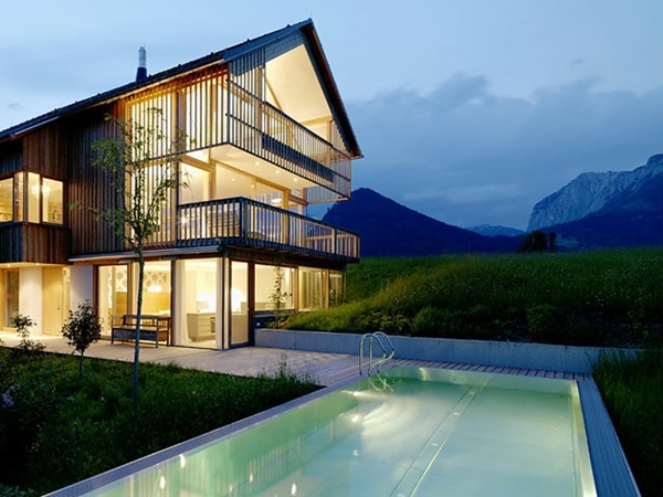 แบบบ้านกึ่งปูนกึ่งไม้ บนเนินเขา มองเห็นวิวสวยรอบด้าน