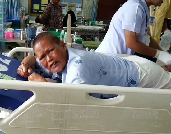 แม่ชีลงเก็บผักบุ้งในบ่อน้ำ โดนจระเข้งับขา เย็บ 20 เข็ม