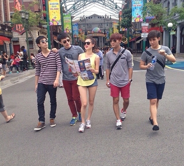 ใบเฟิร์น พิมพ์ชนก เที่ยวสิงคโปร์กับน้องชายแบบชิล ๆ