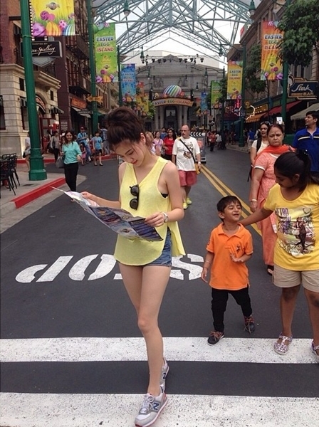 ใบเฟิร์น พิมพ์ชนก เที่ยวสิงคโปร์กับน้องชายแบบชิล ๆ