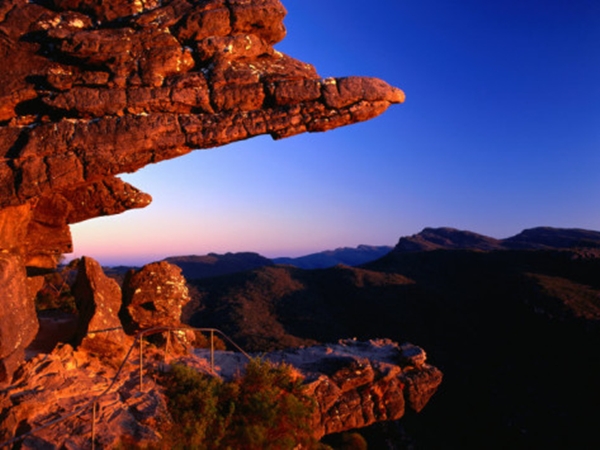 ชะง่อนผาน่าหวาดเสียว 