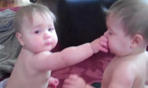 ทารกแฝดมะกันแย่งกันดูดจุกนมปลอม