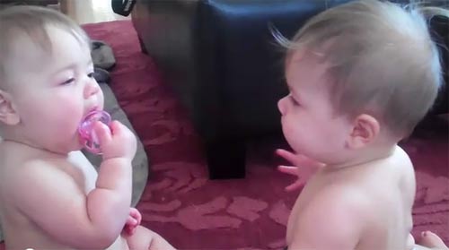 ทารกแฝดมะกันแย่งกันดูดจุกนมปลอม