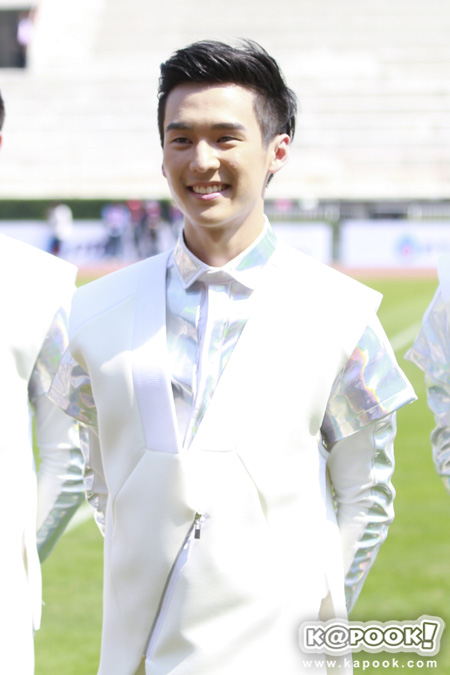 ประชันสาวสวยหนุ่มหล่อ งานบอลจุฬาฯ-ธรรมศาสตร์ 