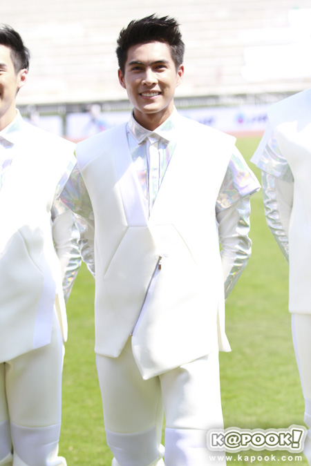 ประชันสาวสวยหนุ่มหล่อ งานบอลจุฬาฯ-ธรรมศาสตร์ 