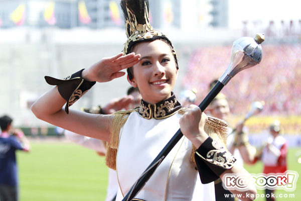 ประชันสาวสวยหนุ่มหล่อ งานบอลจุฬาฯ-ธรรมศาสตร์ 