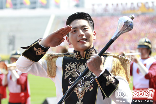 ประชันสาวสวยหนุ่มหล่อ งานบอลจุฬาฯ-ธรรมศาสตร์ 