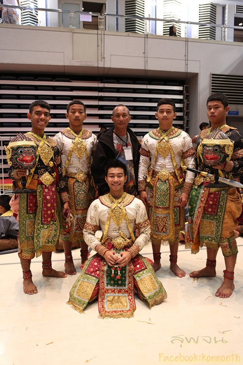 โขน จองถนน