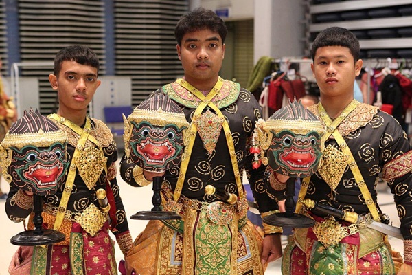 โขน จองถนน