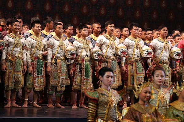 โขน จองถนน