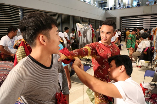 โขน จองถนน