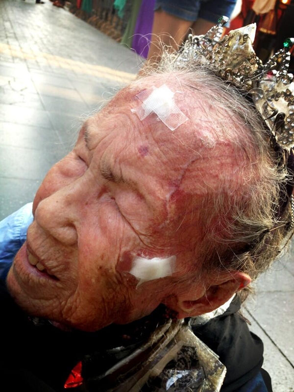 ไมค์ พิรัชต์ น้ำใจงาม ช่วยคุณยายพิการหน้าบีทีเอส