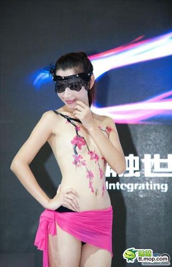 สาวจีนเปลือยอกบอดี้เพ้นท์ เดินแบบมอเตอร์โชว์