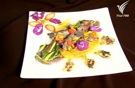 ราดหน้าปลาทู ชูอัญชัน