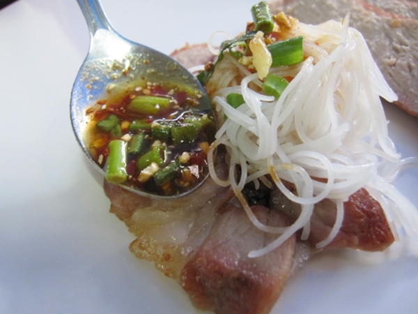 เส้นหมี่หมูย่าง