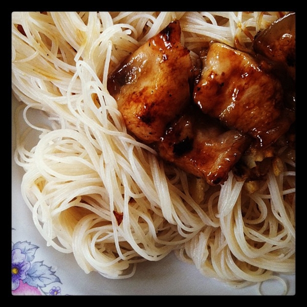 เส้นหมี่หมูย่าง