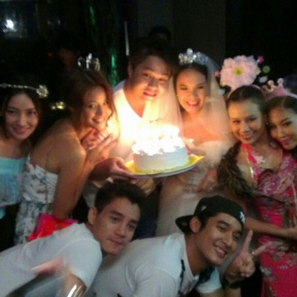 กีตาร์ ศิริพิชญ์ ชวนเพื่อนสาวมาฮาเฮ เป่าเค้กวันเกิด