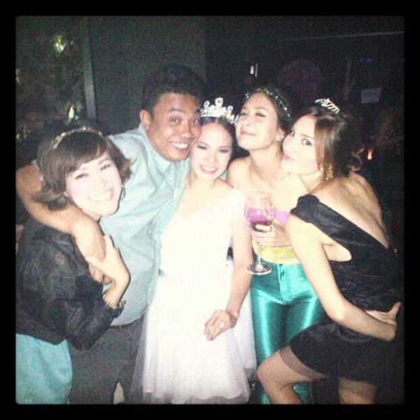 กีตาร์ ศิริพิชญ์ ชวนเพื่อนสาวมาฮาเฮ เป่าเค้กวันเกิด