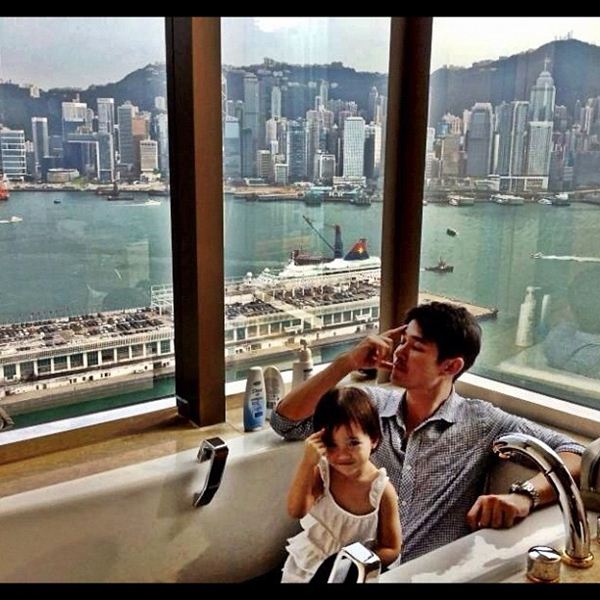ลิฟท์ - หญิง จูงมือลูกสาวสุดเลิฟ ตะลุยแดนฮ่องกง