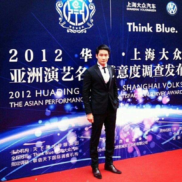 ป้อง-แพนเค้ก โกอินเตอร์ รับรางวัลจากเวที Huading 2012