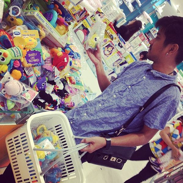 อัพเดตภาพน่ารัก หนุ่ม อรรถพร ปลื้มจัด ซื้อของขวัญให้ลูก
