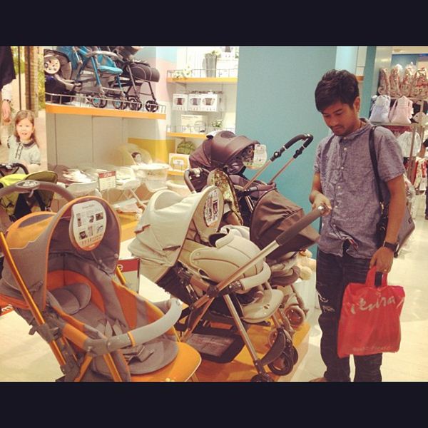อัพเดตภาพน่ารัก หนุ่ม อรรถพร ปลื้มจัด ซื้อของขวัญให้ลูก