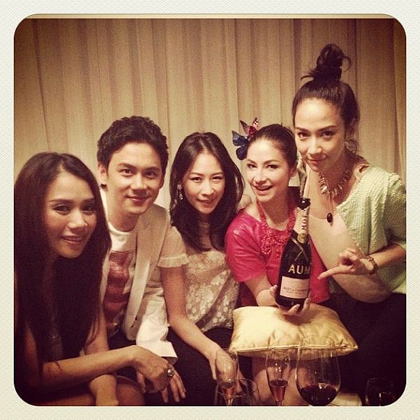 อั้ม กับก๊วนเพื่อน ในวันชิล ๆ ที่ร้านฟลุค เกริกพล