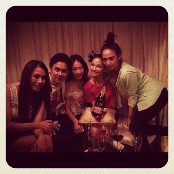 อั้ม กับก๊วนเพื่อน ในวันชิล ๆ ที่ร้านฟลุค เกริกพล