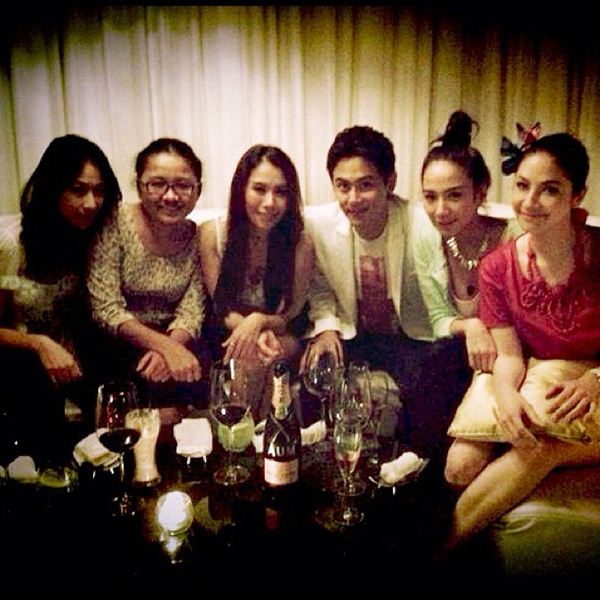 อั้ม กับก๊วนเพื่อน ในวันชิล ๆ ที่ร้านฟลุค เกริกพล