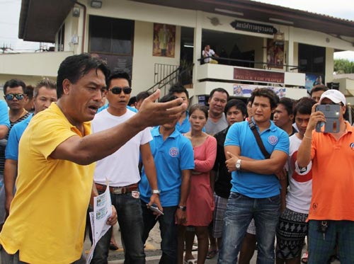 ไกด์ไทยในภูเก็ตรวมตัวประท้วง ไม่พอใจไกด์เถื่อนแย่งอาชีพ