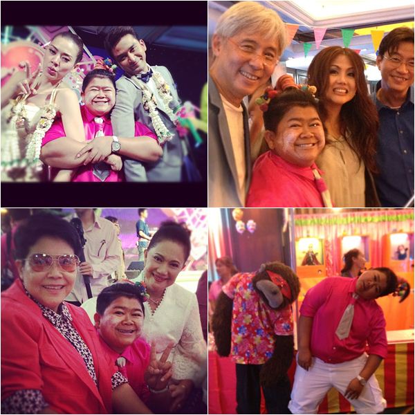 ภาพความประทับใจของงานแต่งป๋อ-เอ๋ ภาพความประทับใจของงานแต่งป๋อ-เอ๋ ภาพความประทับใจของงานแต่งป๋อ-เอ๋   เรียบเรียงข้อมูลโดยกระปุกดอทคอม ขอขอบคุณภาพประกอบจาก Instagram amy_klinpratoom, aey_pornthip, guitar_siripich, ken_phupoom, a_supachai1, rachwinwong, cheerny, aimeemorakot, oarkirati_69, yossiebistro, kaisamapol, art_phasut, fon_patcharin, namfonkullanut, somrakn, great_rider10, mattperanee, chompoopiya, benz_punyaporn, mayfuang, jeab_pijittra, pockjasmine, maewmakeup, beamkawee, buablink, tonirakkaen, tukky66, kootee, gracekanklao, yaimailovely, nophasitpep, mickbaromvudh, kongpiya, pooprissana, m_apinan, yimmy_kanpaak, tu_piyawadee, nuneworanuch, songkarntae, fai_arinrada_ , da_hathairat, mrthee             ยิ้มแก้มปริกันถ้วนหน้า สำหรับงานแต่งของคู่รักดาราอารมณ์ดีอย่าง ป๋อ ณัฐวุฒิ และ เอ๋ พรทิพย์ สกิดใจ ที่จัดขึ้นเมื่อวันศุกร์ที่ 18 พฤษภาคม 2555 ที่ผ่านมา กับบรรยากาศงานแต่งธีมงานวัด ที่ทั้งเก๋ แหวกแนว แต่แฝงไปด้วยความน่ารัก และเป็นกันเอง ดูแล้วอบอุ๊นอบอุ่นเป็นที่สุด             ถึงแม้ว่างานแต่งจะผ่านพ้นไปแล้ว แต่ความหวาน และความน่ารักของงานแต่งครั้งนี้ ก็ยังคงถูกกล่าวถึงเป็นอย่างมาก ก็แหม.. จัดงานได้น่ารัก น่าประทับใจอย่างนี้ บรรดาดารา และแขกผู้มีเกียรติที่ร่วมงาน ต่างก็ขอบันทึกภาพเก็บเอาไว้... งานนี้กระปุกดอทคอม จึงขออาสาไปรวบรวมภาพความประทับใจของงานแต่งป๋อ-เอ๋ จากอินสตาแกรมมาให้ได้ชมกันจ้า บรรยากาศจะสนุกสนานแค่ไหน ไปชมกันเลย ^ ^   ภาพความประทับใจของงานแต่งป๋อ-เอ๋ ภาพความประทับใจของงานแต่งป๋อ-เอ๋ ภาพความประทับใจของงานแต่งป๋อ-เอ๋ ภาพความประทับใจของงานแต่งป๋อ-เอ๋ ภาพความประทับใจของงานแต่งป๋อ-เอ๋ ภาพความประทับใจของงานแต่งป๋อ-เอ๋ ภาพความประทับใจของงานแต่งป๋อ-เอ๋ ภาพความประทับใจของงานแต่งป๋อ-เอ๋ ภาพความประทับใจของงานแต่งป๋อ-เอ๋ ภาพความประทับใจของงานแต่งป๋อ-เอ๋ ภาพความประทับใจของงานแต่งป๋อ-เอ๋ ภาพความประทับใจของงานแต่งป๋อ-เอ๋ ภาพความประทับใจของงานแต่งป๋อ-เอ๋ ภาพความประทับใจของงานแต่งป๋อ-เอ๋ ภาพความประทับใจของงานแต่งป๋อ-เอ๋    ภาพความประทับใจของงานแต่งป๋อ-เอ๋