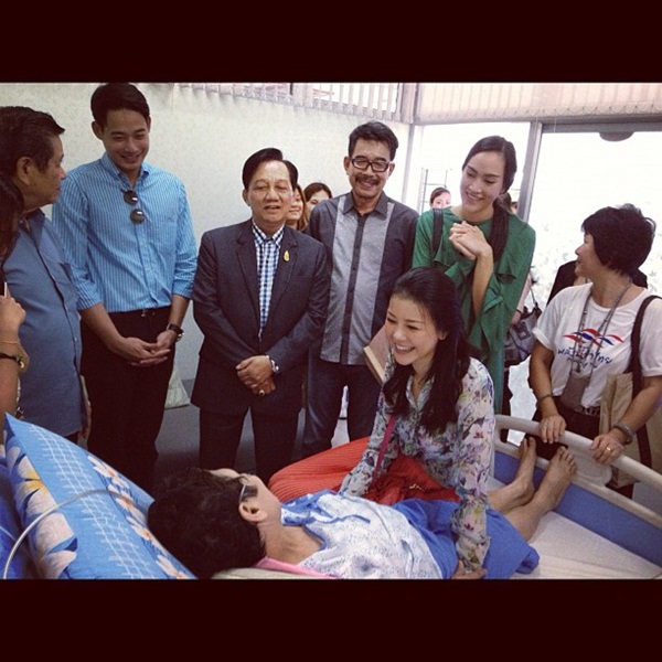 ตุ๊ก ชนกวนันท์ ควงเพื่อนซี้ เยี่ยมผู้ป่วยมะเร็งระยะสุดท้าย