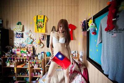 สาวไต้หวันแก้ผ้าประท้วงจีนสั่งปลดธงไต้หวันในลอนดอน