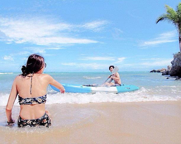  โฟร์ ศกลรัตน์ อวดหุ่นในชุดว่ายน้ำที่เกาะเต่า พร้อม โยชิ ซีควินท์