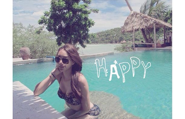  โฟร์ ศกลรัตน์ อวดหุ่นในชุดว่ายน้ำที่เกาะเต่า พร้อม โยชิ ซีควินท์