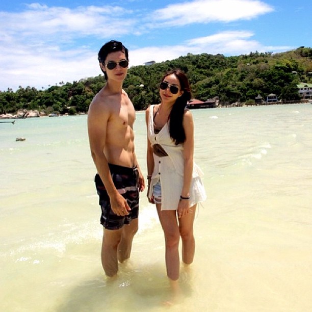  โฟร์ ศกลรัตน์ อวดหุ่นในชุดว่ายน้ำที่เกาะเต่า พร้อม โยชิ ซีควินท์